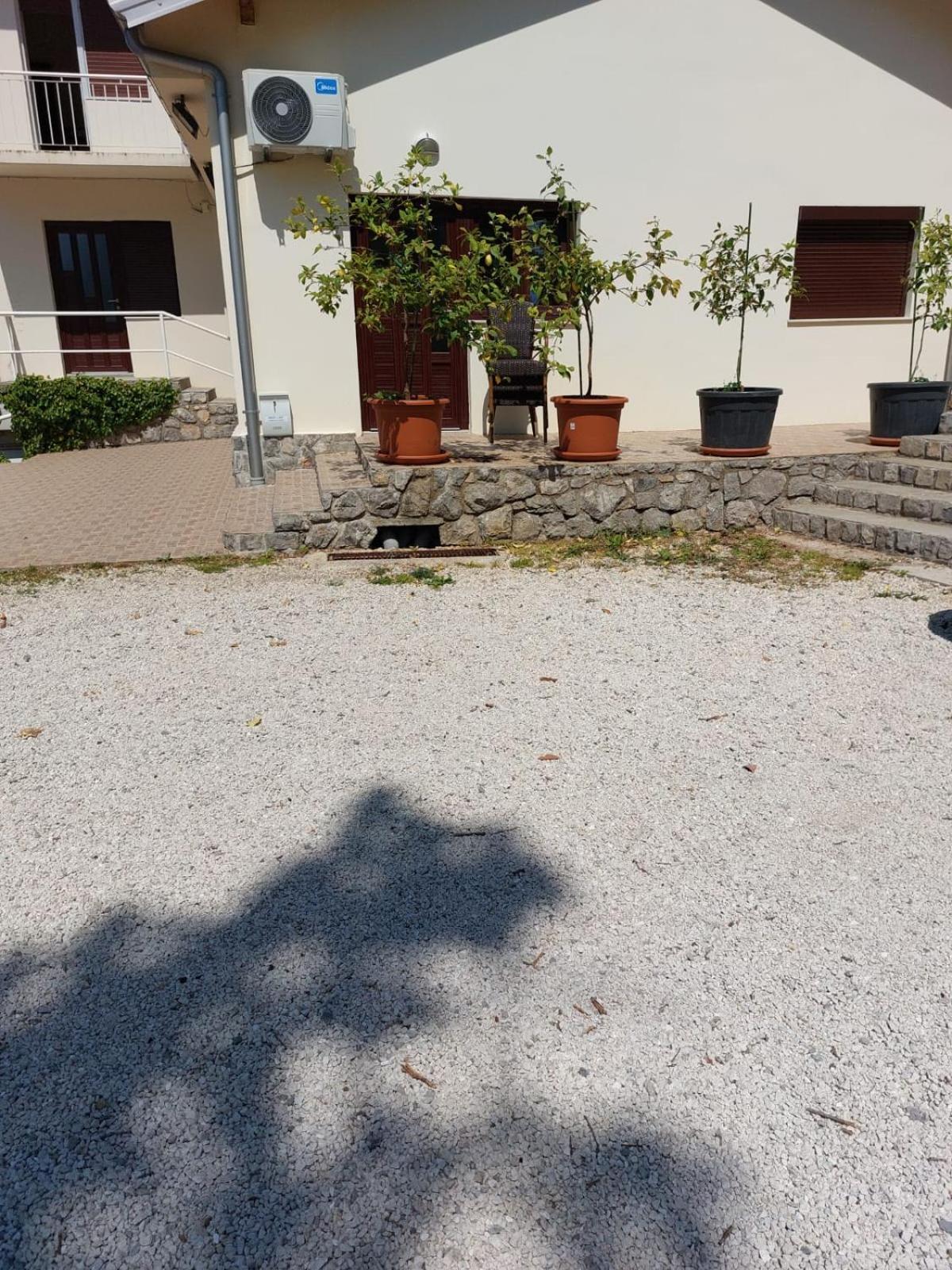 Apartmani Kadmen Ika Exterior photo